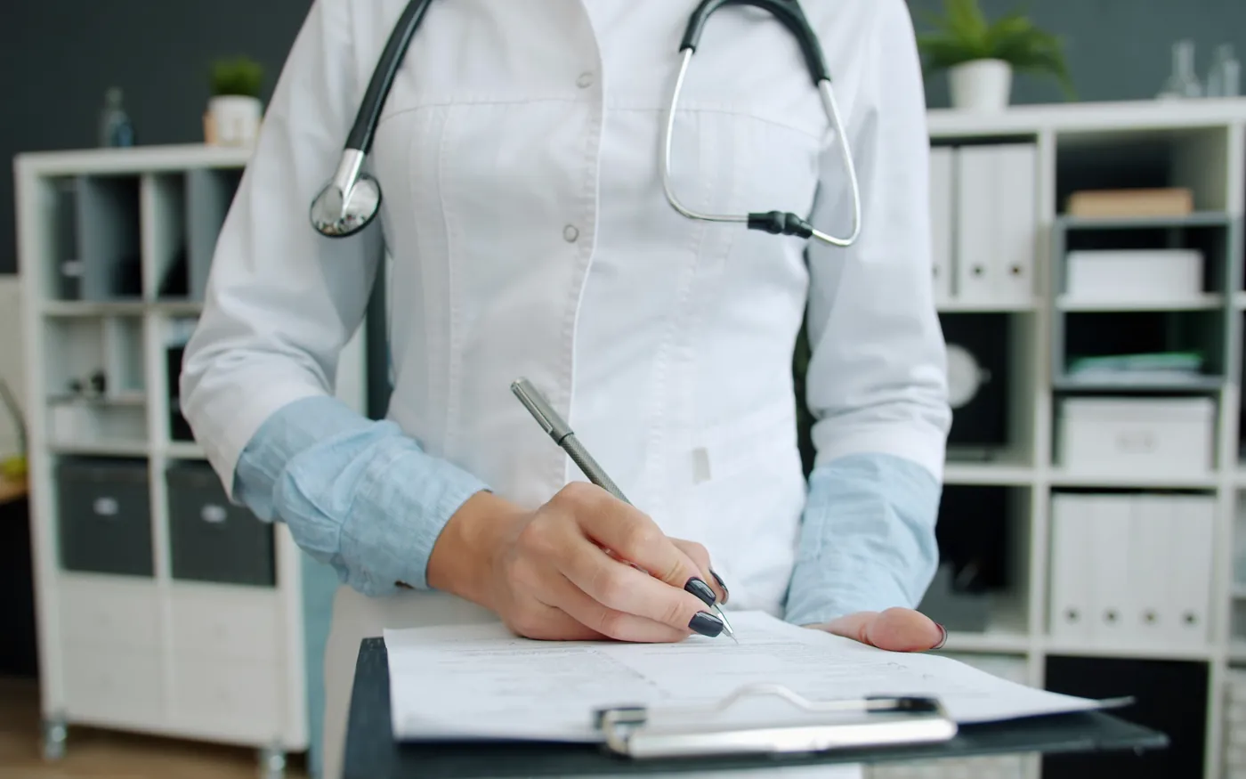 Profissional de saúde preenchendo ficha no consultório